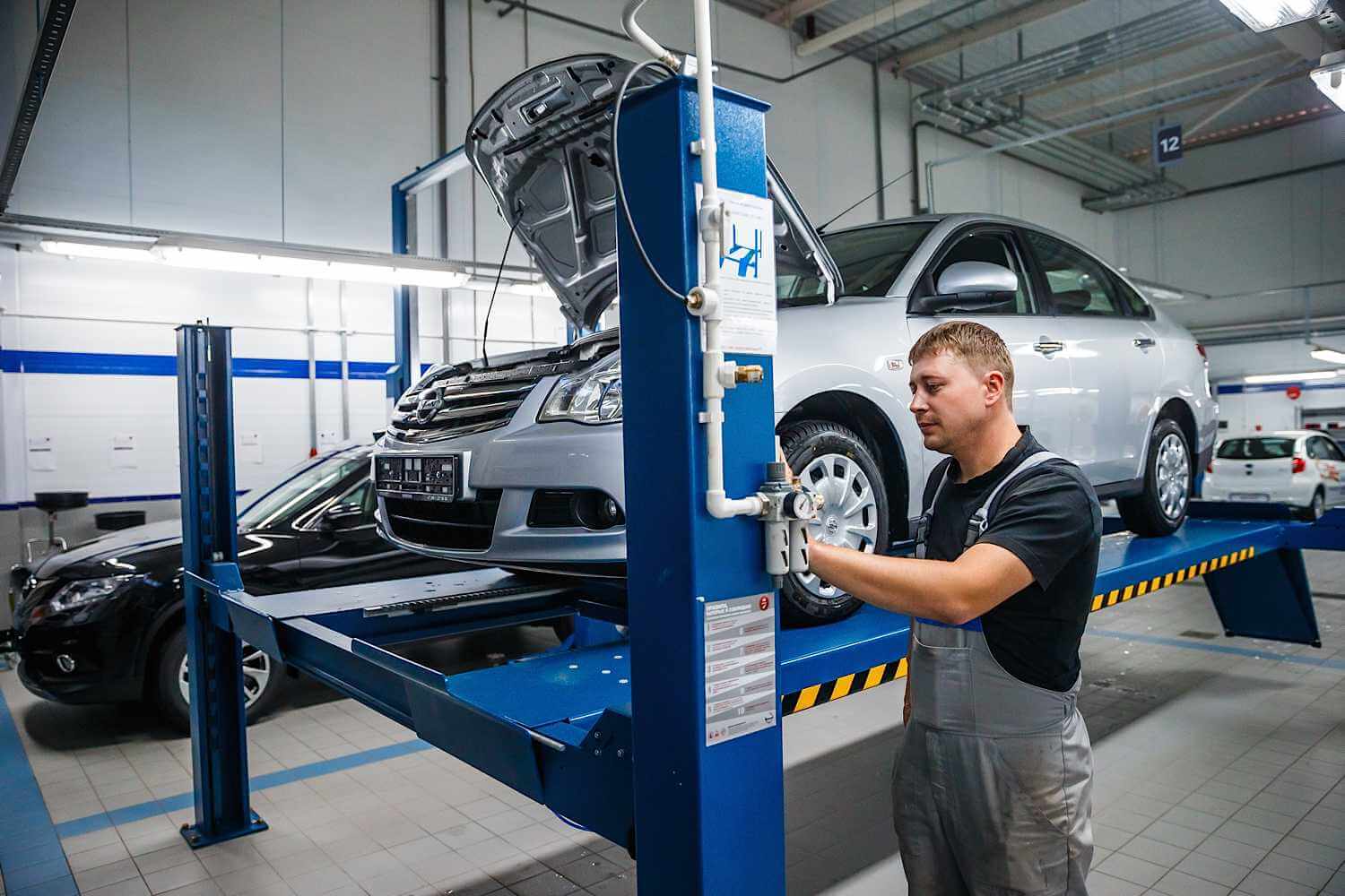 Проверка углов установки колес автомобиля Volkswagen Crafter в Омске.  Онлайн-запись на услугу в автосервис КЛЮЧАВТО